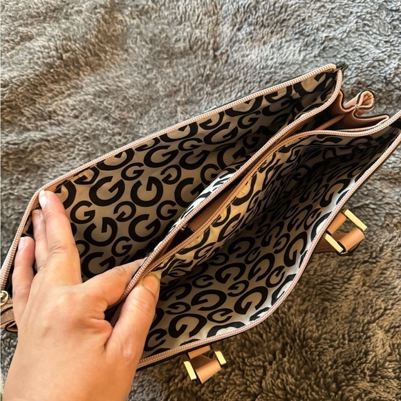 GUESS Tote Stye Handbag - Picture 8 of 16